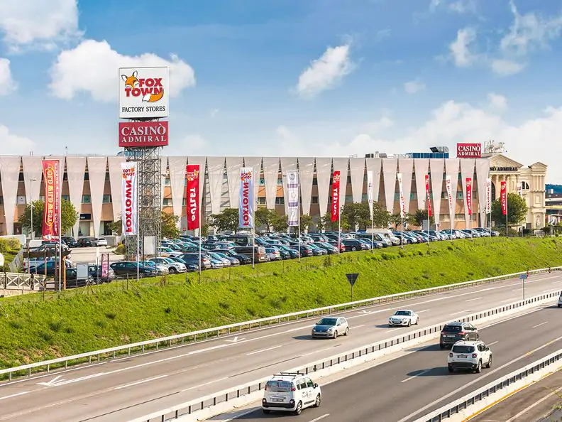 فوكس تاون فاكتوري ستورز - FoxTown Factory Stores- الجمعة البيضاء